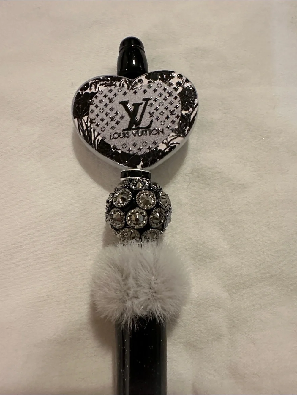 Quiet Luxury Black to White Ombre Heart Charm Pen